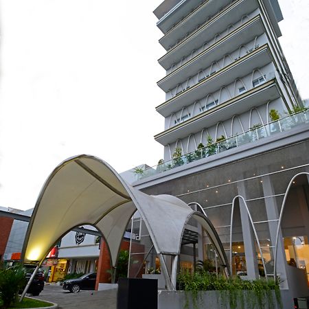 La Lisa Hotel Surabaya Buitenkant foto