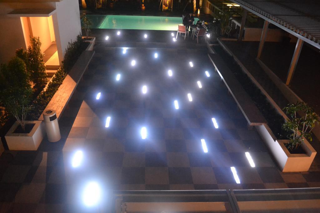 La Lisa Hotel Surabaya Buitenkant foto