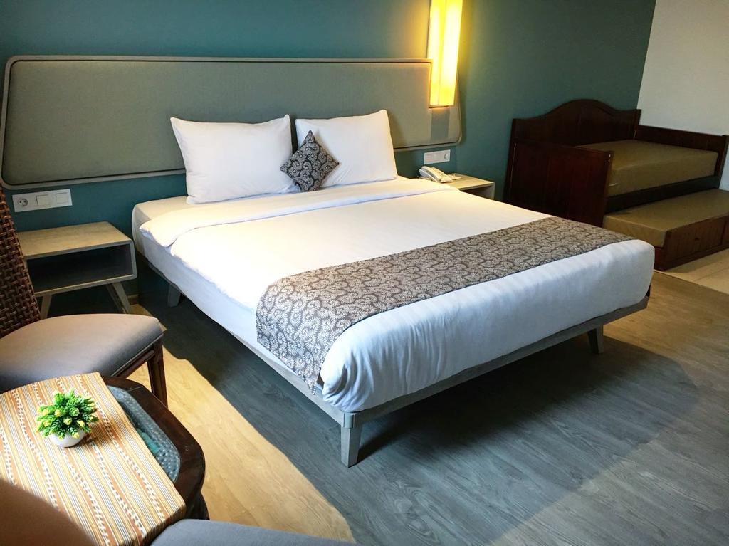 La Lisa Hotel Surabaya Buitenkant foto