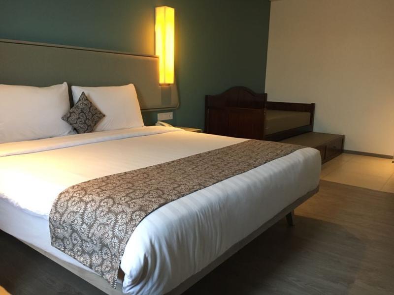 La Lisa Hotel Surabaya Buitenkant foto