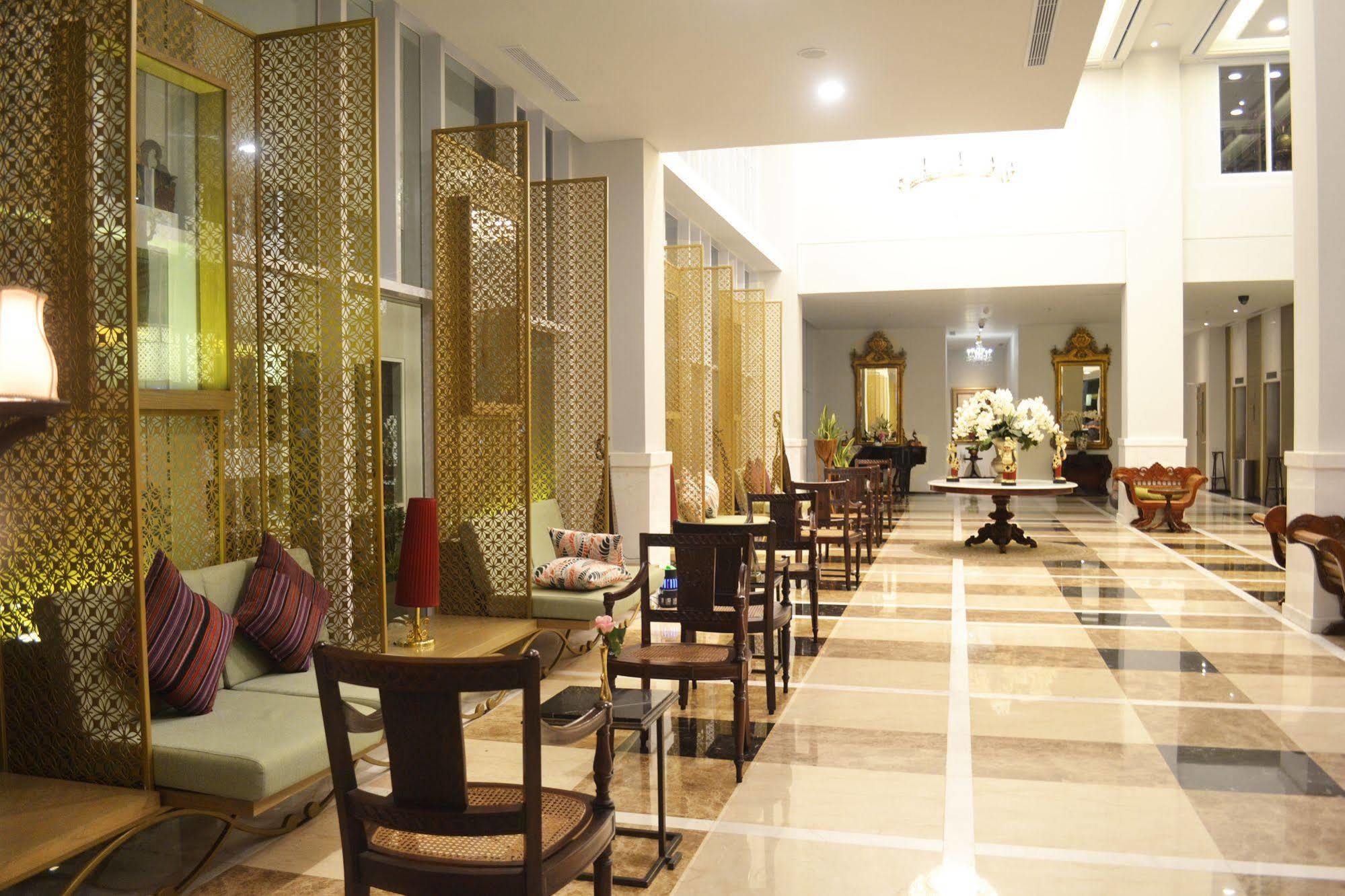 La Lisa Hotel Surabaya Buitenkant foto