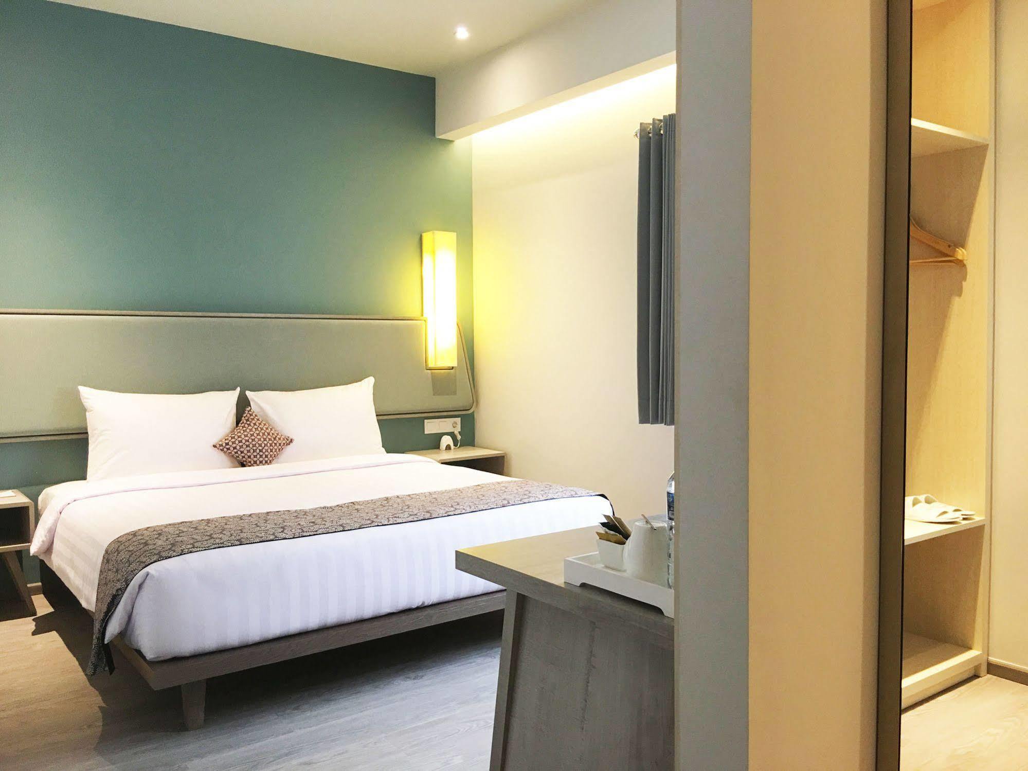 La Lisa Hotel Surabaya Buitenkant foto
