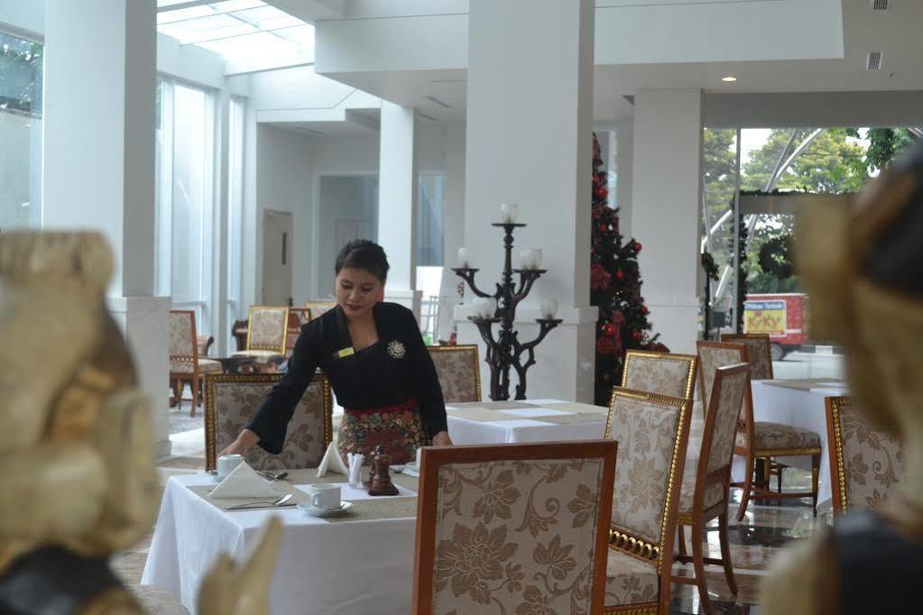 La Lisa Hotel Surabaya Buitenkant foto