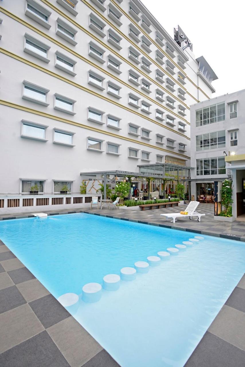 La Lisa Hotel Surabaya Buitenkant foto