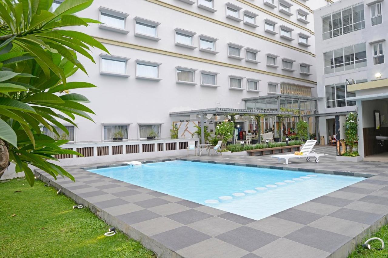 La Lisa Hotel Surabaya Buitenkant foto
